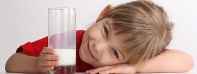 niña-bebiendo-leche