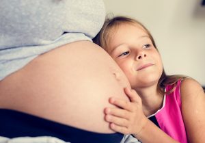 explicar a un niño de donde vienen los bebés