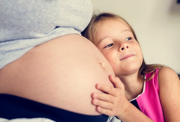 explicar a un niño de donde vienen los bebés